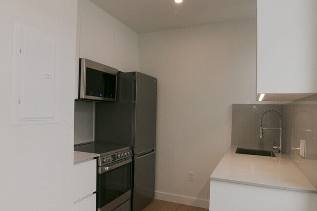 Photo - 4880 Queen Mary Road Unit 004A