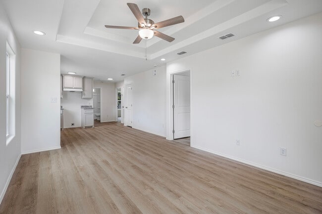 Photo - 304 W 6th St