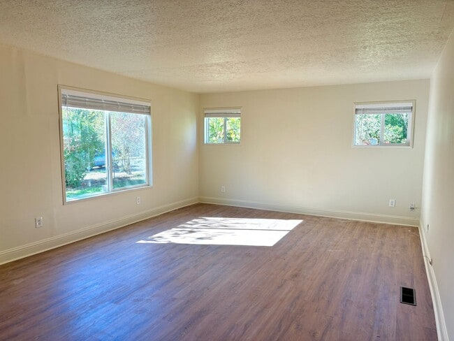 Photo - Powellhurst-Gilbert Updated 4 Bedroom/2 Ba...