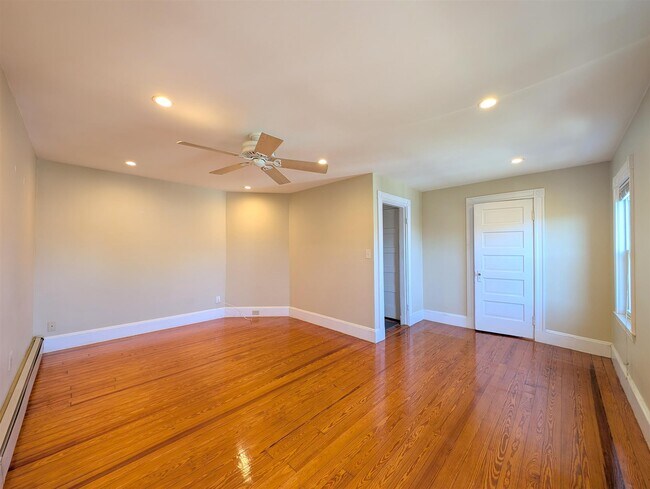 Building Photo - 41 Bay State Ave Unit 3