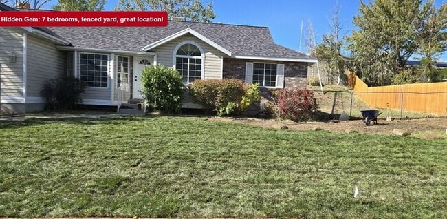 Building Photo - Spacious Sandy Rambler w 2 car attached