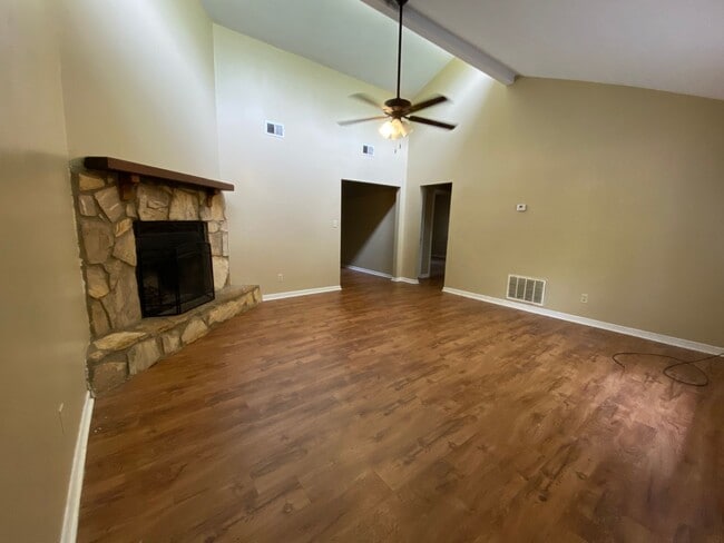 Building Photo - Cozy 2/1 off of Tallassee