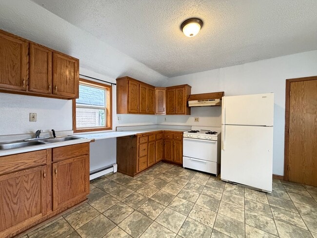 Photo - Upper Level 2 Bedroom Apartment - AVAILABLE TODAY Unit 2014 1/2 Banks Ave