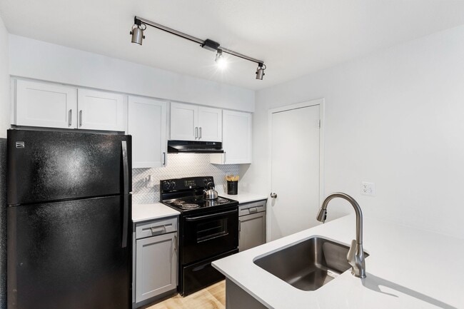 Kitchen - Mia LXMI Westchase East