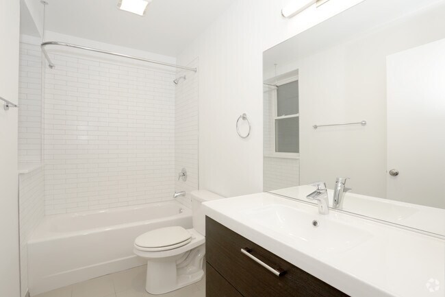 6 dormitorios - Primer baño - 5487-5491 S. Hyde Park Boulevard