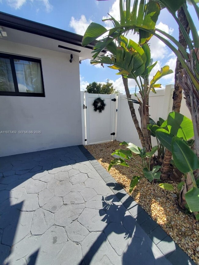 Building Photo - 920 SE 8th St Unit 1