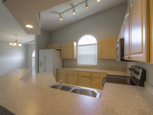 Photo - 827 Summer Glen Dr