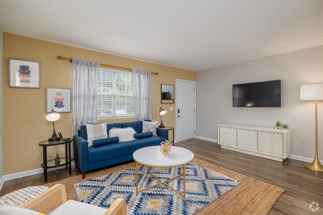 2BR, 1BA - 1,036SF - Living Room