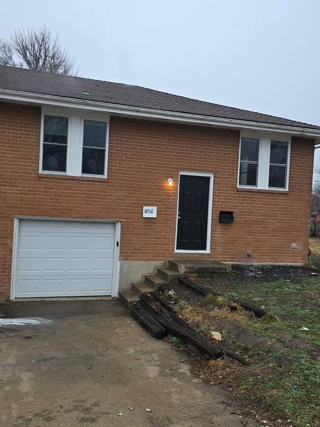 Building Photo - Renovated duplex