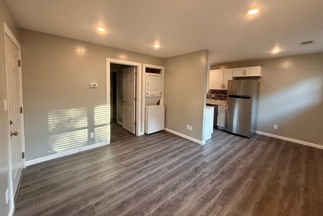 Building Photo - Pre Leasing 26-27 School Term! Newly Renovated 1 Bed / 1 Bath in Central MHK!
