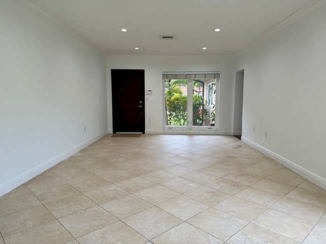 Photo - 814 Capri St