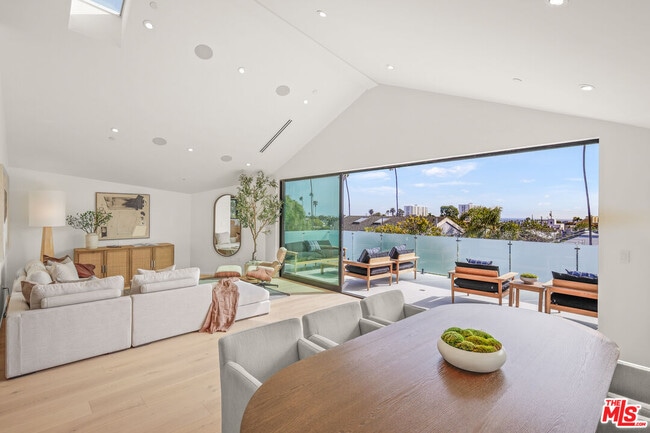 Photo - 2530 Beverley Ave