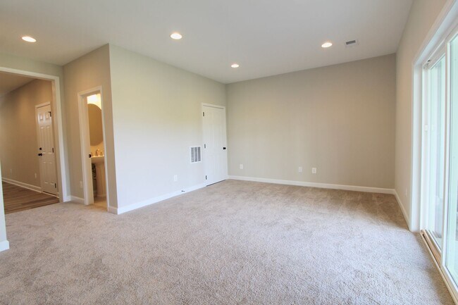 Photo - 3 bedroom town home with a finished basement and garage located in popular Preston Lakes