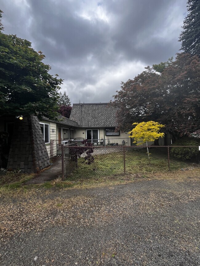 Photo - 146 Hawthorn Ln