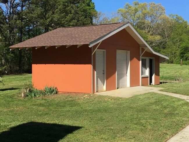 Photo - 458 Woods Rd NW