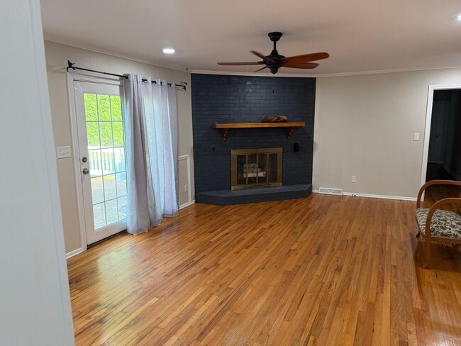 Sala de estar adicional con chimenea de gas - 3 Melbourne Ln