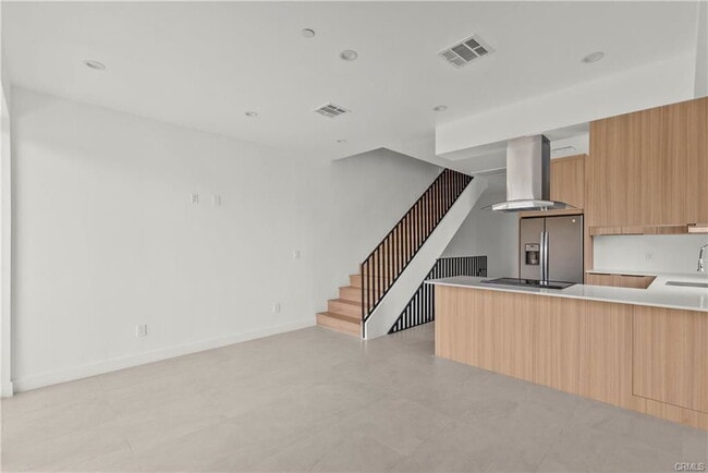 Photo - 13942 Vanowen St