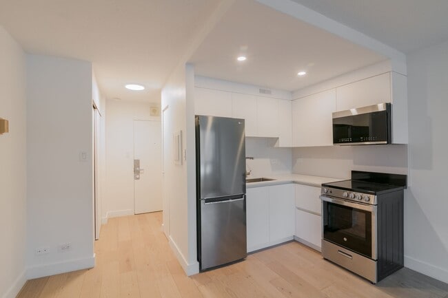 Building Photo - 1975 Maisonneuve Blvd W Unit 610