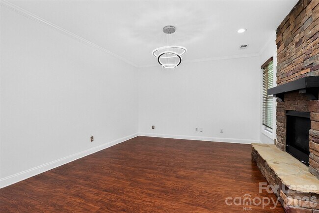 Photo - 549 Daventry Ct