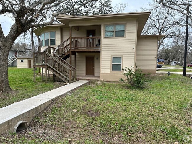 Building Photo - 631 Live Oak Dr Rental