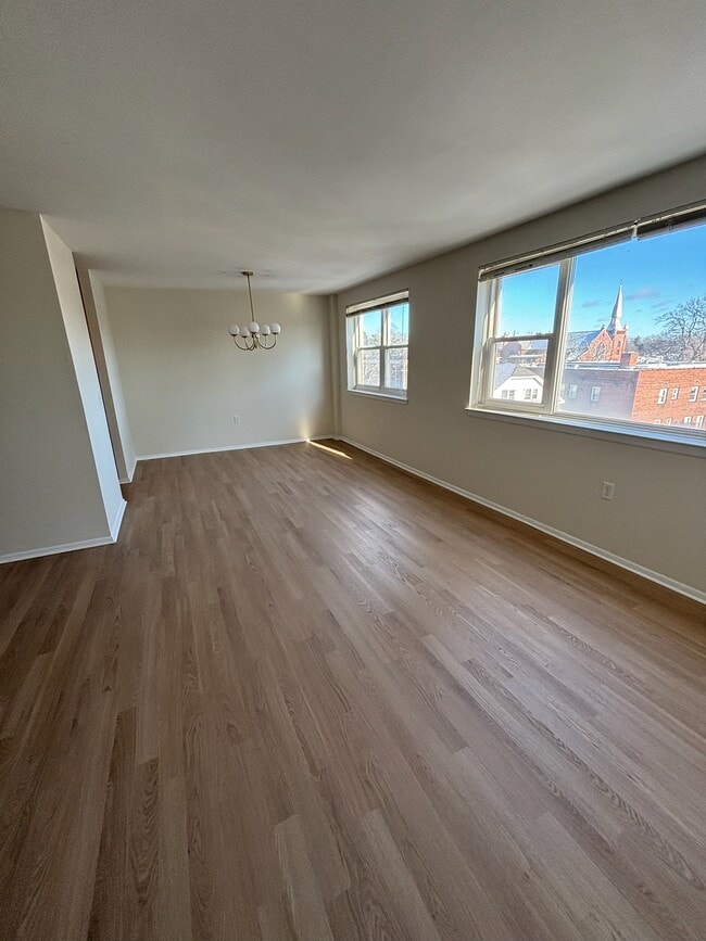 Building Photo - 887 Farmington Ave Unit 4-E