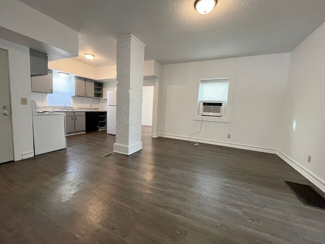 Photo - Rent Special - 3 Bed/2 Bath Duplex Apartment Near Downtown!