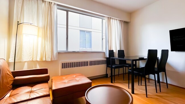 Building Photo - 1925 Nelson St Unit 203