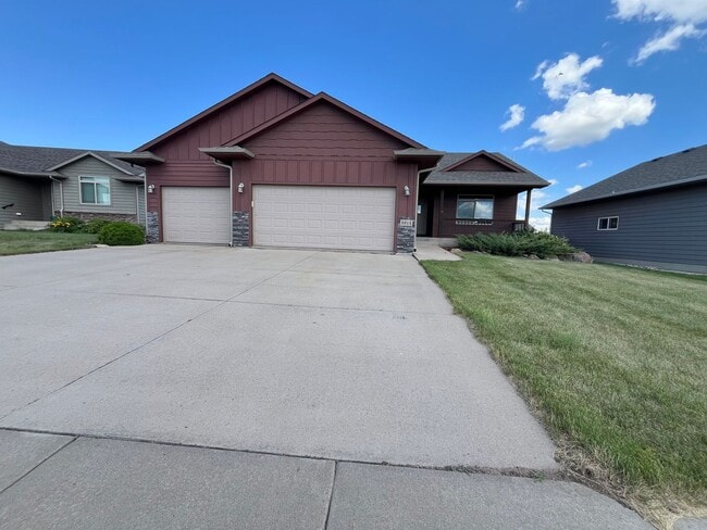 Building Photo - Gorgeous 4 Bed/3 Bath Home in Great Location!