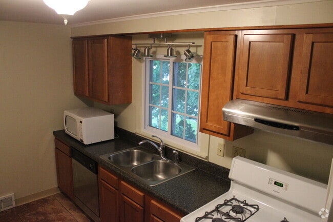 Building Photo - 210 Tompkins St Rental