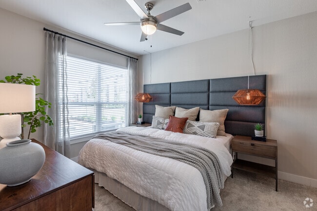 1BR, 1BA - 679 SF - Moderno