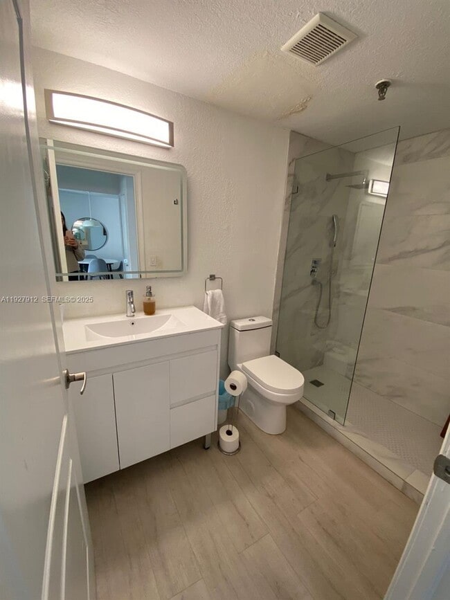 Photo - 677 NE 24th St Unidad 602