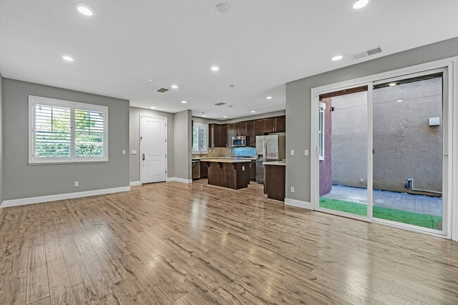 Photo - 210 Stratus Common