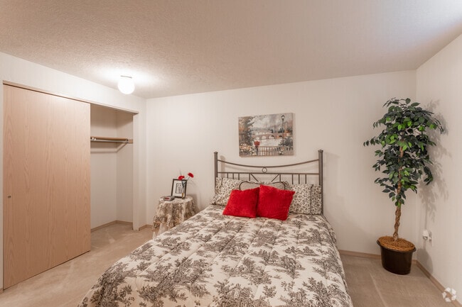1BR, 1BA - 660 SF - Cedar Wood Estates I & II