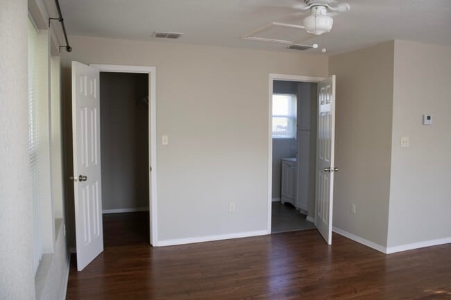 vestidor y baño - 2534 Lipscomb St Unidad Blue Barn Coach House