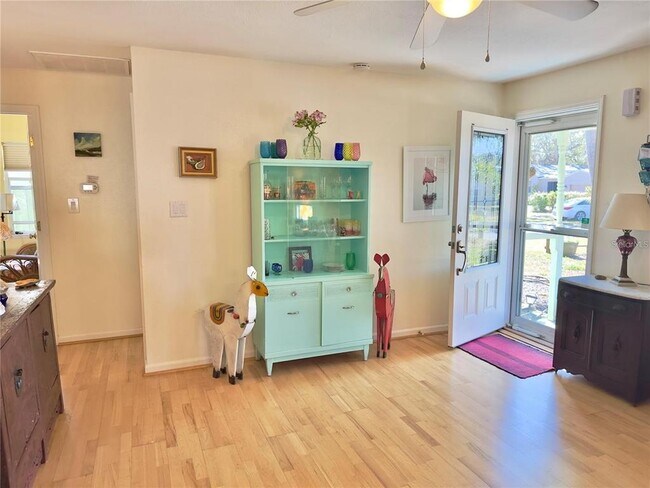 Photo - 1208 Hull St S