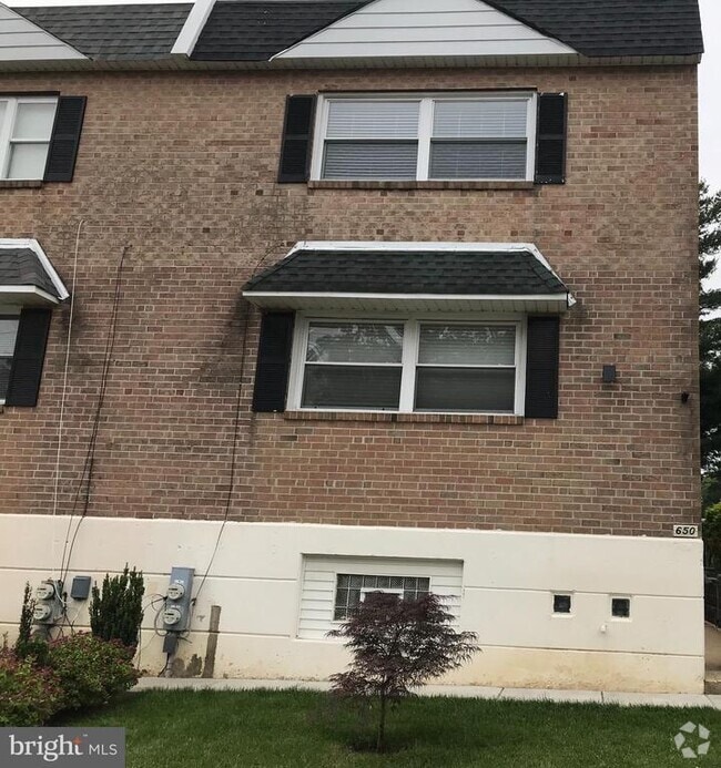 Building Photo - 650 Parlin St Unit 2 Rental
