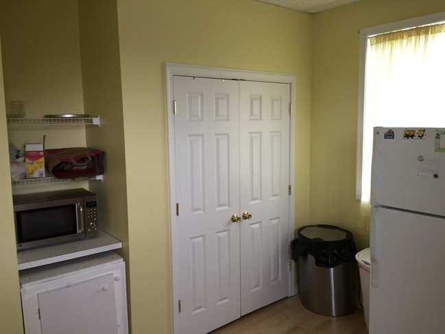 Kitchen - 1440 N Washington Ave