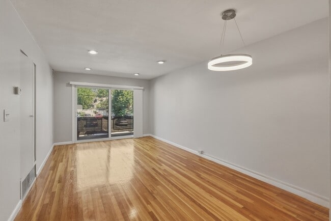 Building Photo - 800 Hyde Park Ave Unit 15