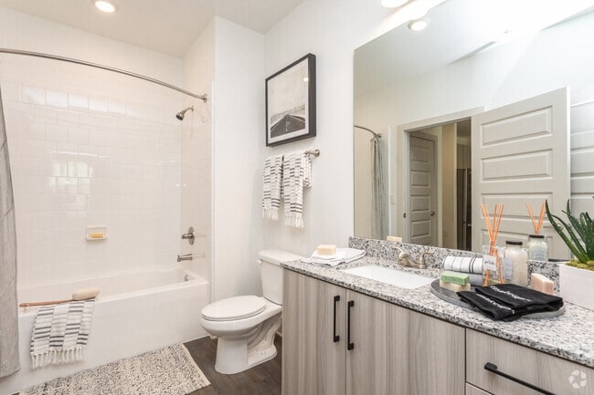 2BR, 2BA - 1041SF