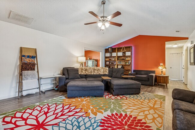 Photo - 1212 Torrey Pl SE