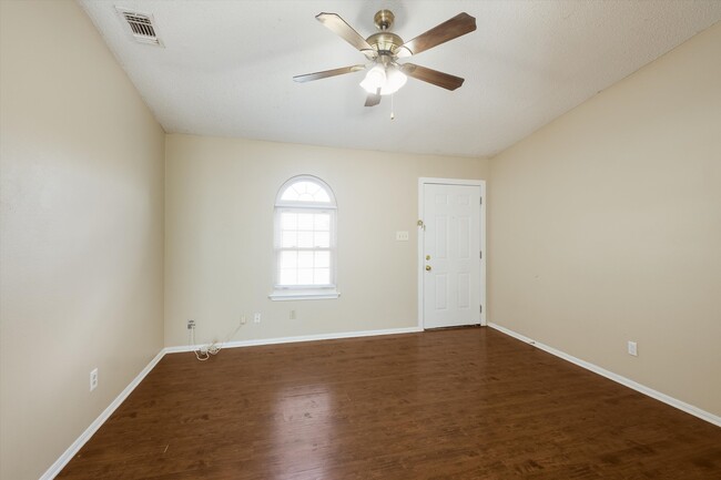 Photo - 638 Hood St