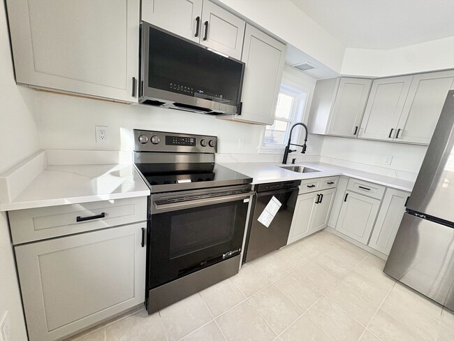 Building Photo - 33 Home St Unit A