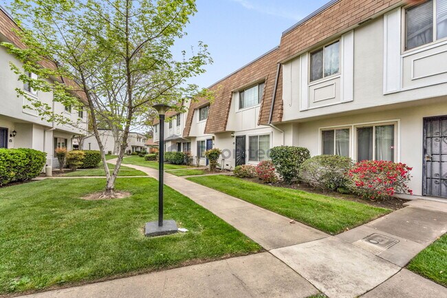 Photo - 8809 Salmon Falls Dr Unidad C