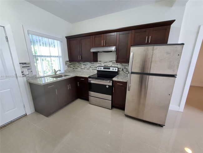 Building Photo - 701 Columbus Pkwy Unit A Rental