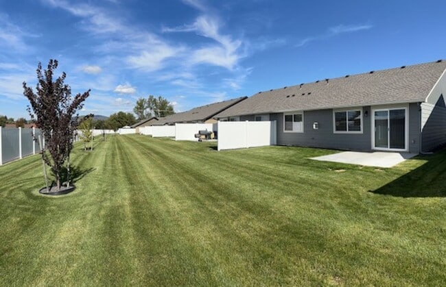 Building Photo - Moen Fields 3 Bed 3 Bath Garden Townhome across from Greenacres Elementary Unit 512