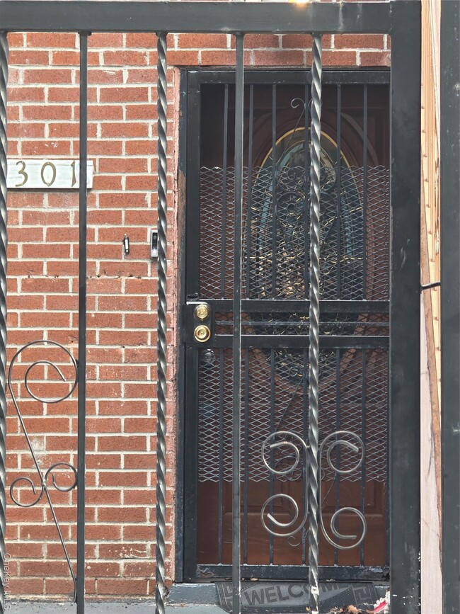 Photo - 301 Wyona St