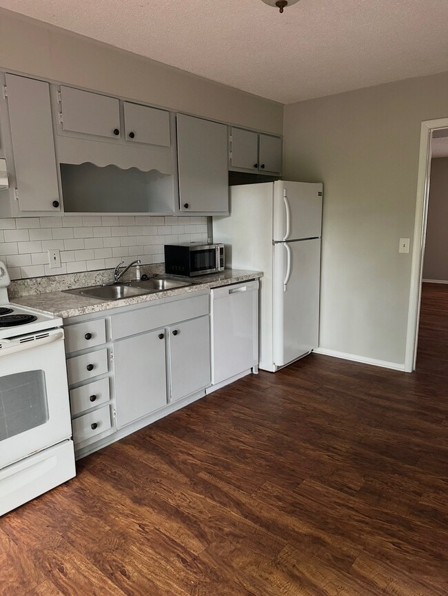 Photo - 820 Beacon Pky E Unidad D