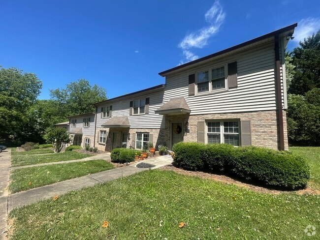 Building Photo - Beautiful 2-Bedroom Townhome in a Prime Lo...