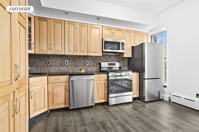 Photo - 553 Clinton St