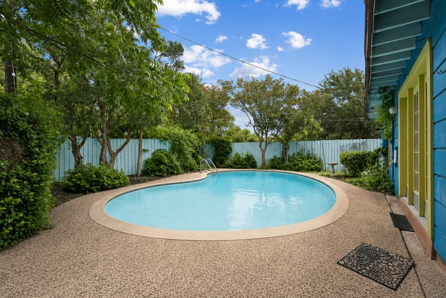 Building Photo - 2 Bed/2 Bath in Northeast Park Subdivision w/ pool